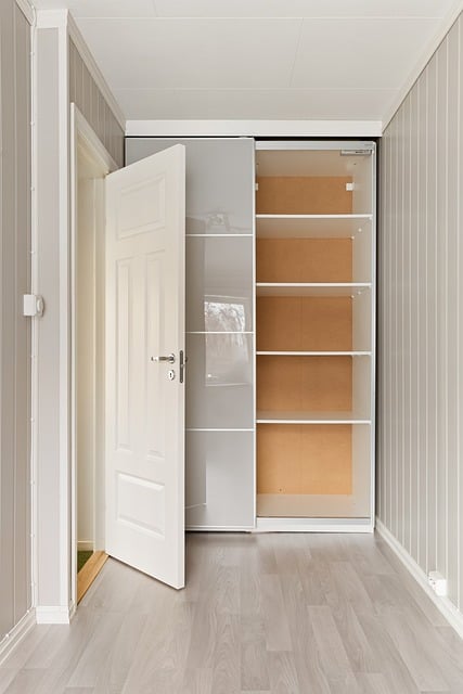 Jedna vestavěná skříň do celého bytu